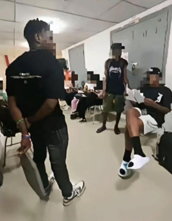 上上通 多名男留学生混住在女生宿舍楼 重庆理工大学回应：临时安排住一天，马上搬离